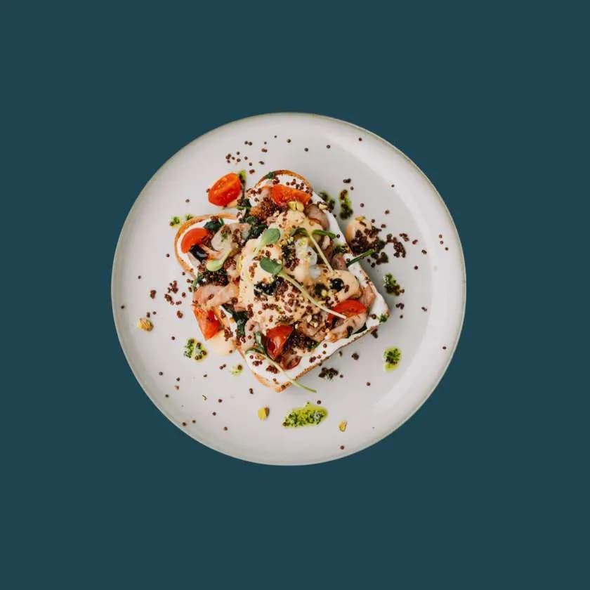 Briosz z bekonem i jajkiem