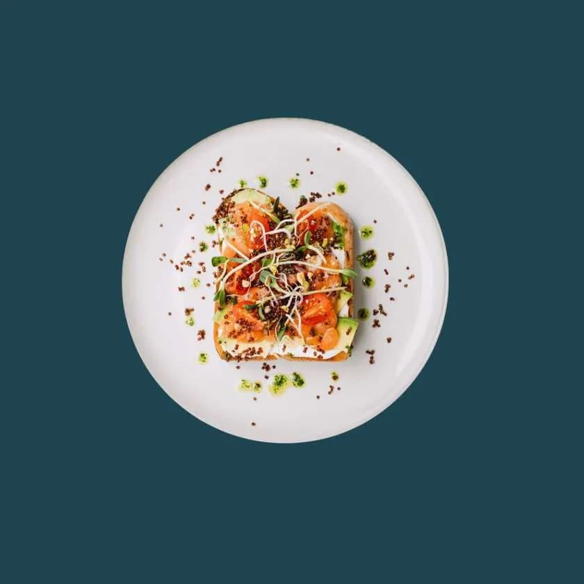 Briosz z łososiem i awokado