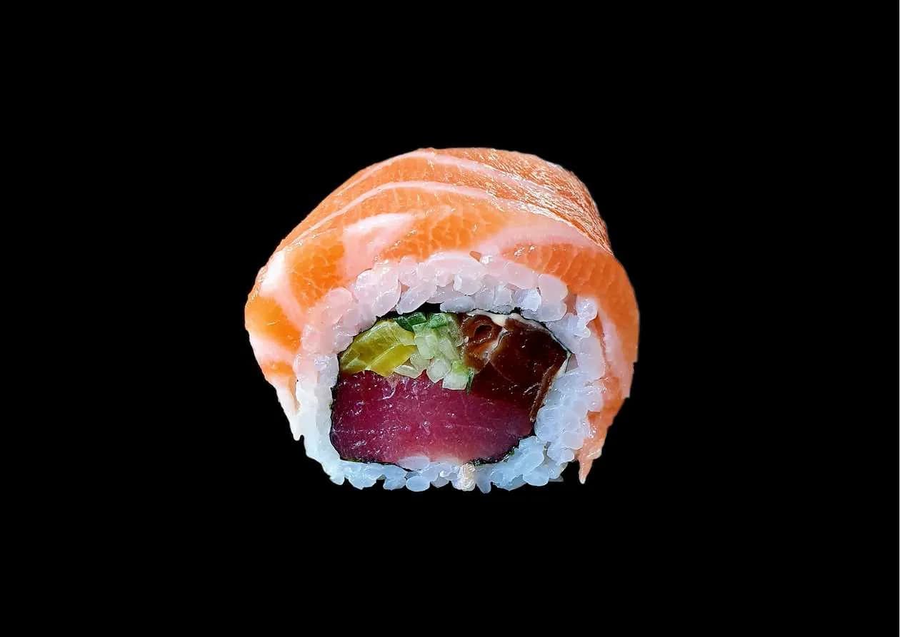 Uramaki gold tuna wrapped in salmon
