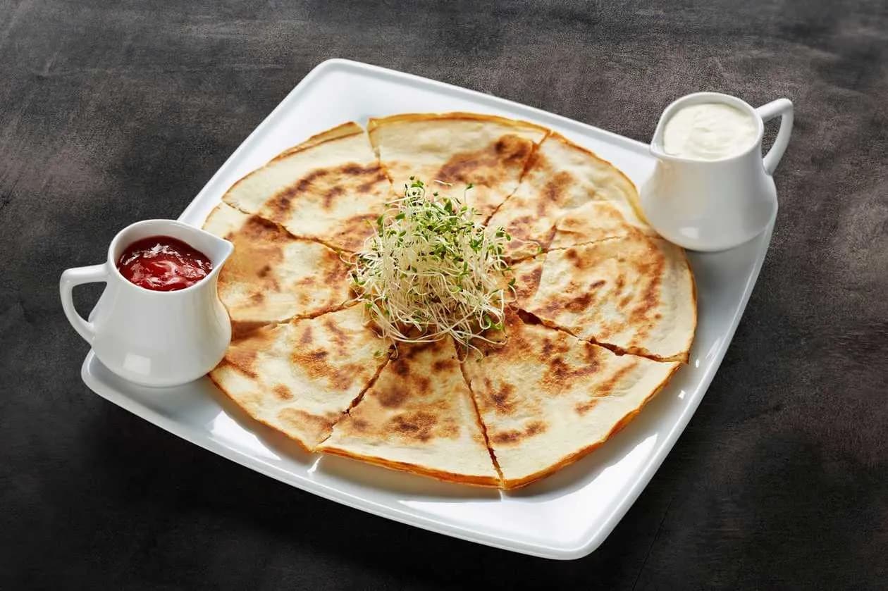 QUESADILLA Z BOCZNIAKIEM I SZALOTKĄ 420 g