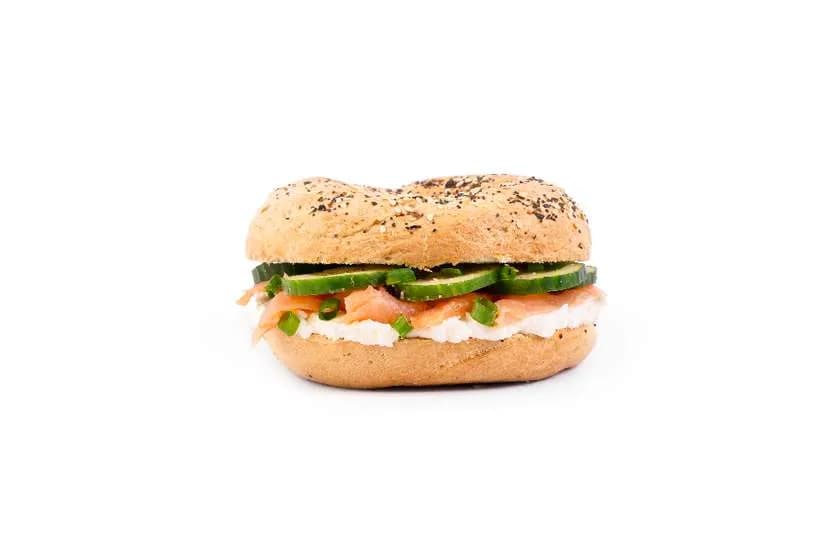 Bajgiel z łososiem wędzonym na zimno szt