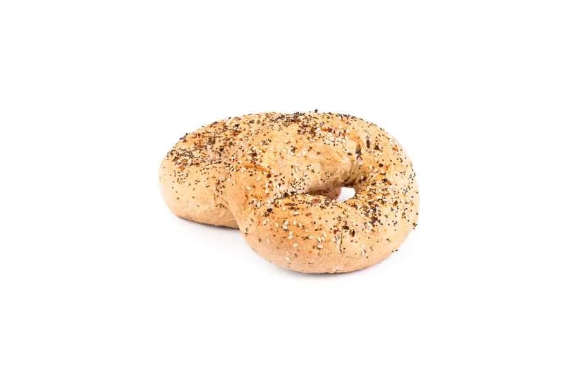 Bajgiel z cebulą i czosnkiem.