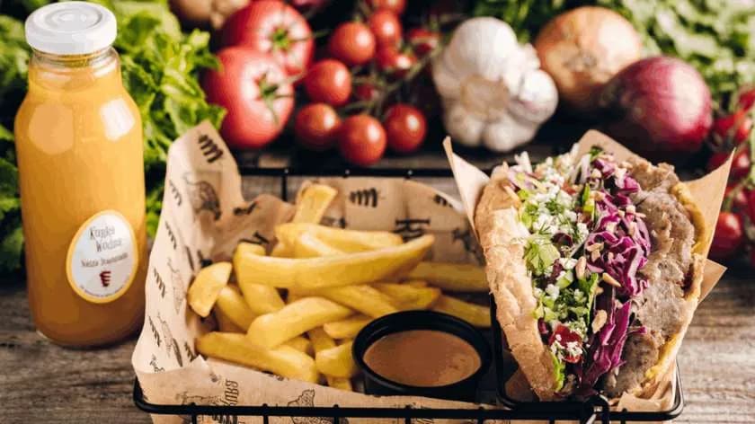 Duża bułka "Modro Moja", frytki 200g, sos, lemoniada