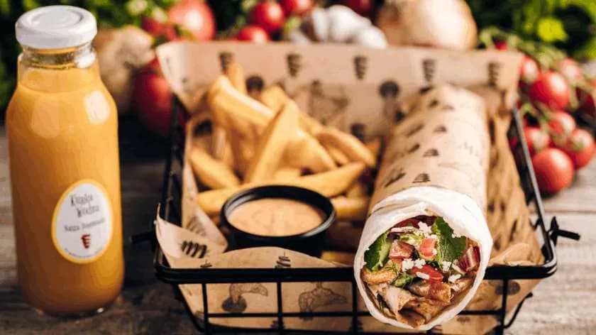 Lawasz "Kura Klasyk", frytki 200g, sos, lemoniada