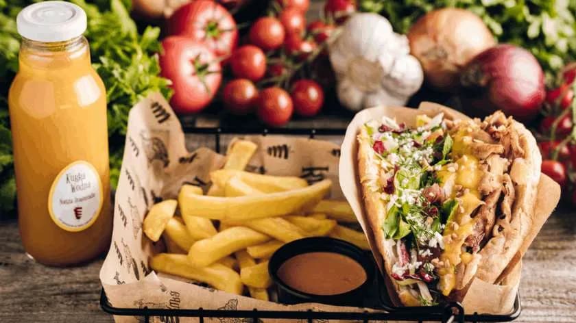 Duża bułka "Orzeszkura", frytki 200g, sos, lemoniada