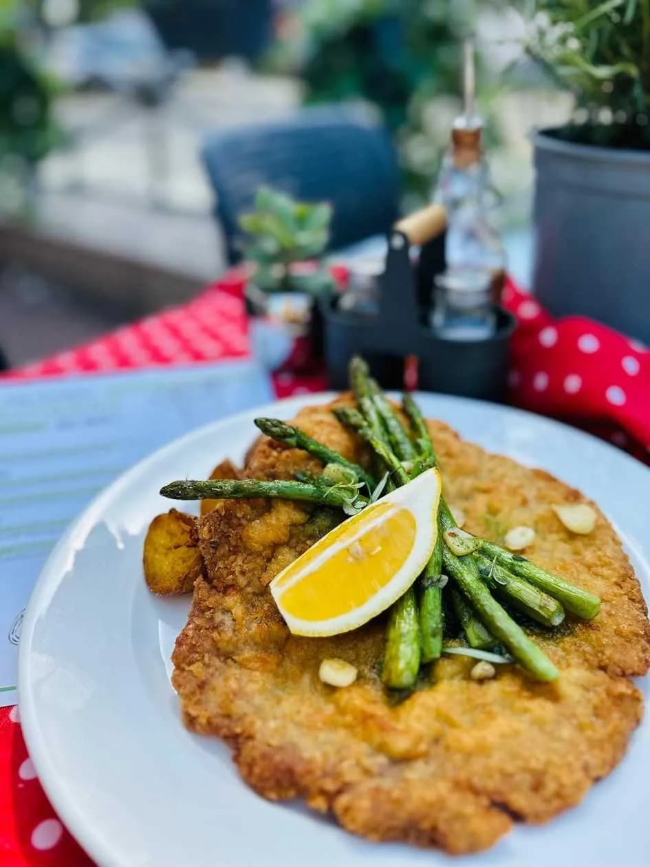 Sznycel wieprzowy z ziemniaczkami w mundurkach w mundurkach i szparagami na maśle