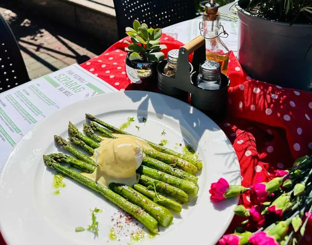 Szparagi podane z sosem holenderskim i jajkiem pochee