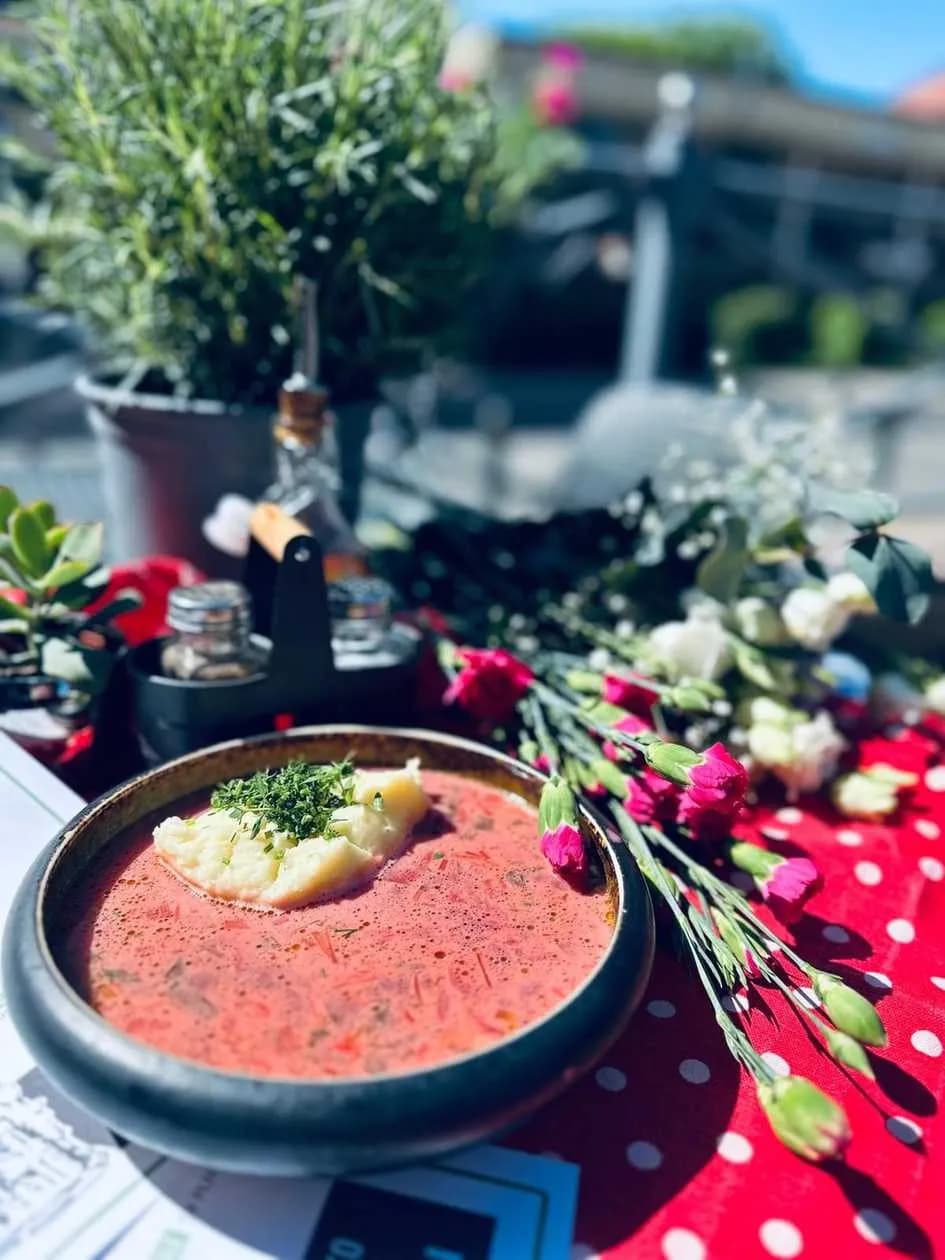 Botwinka z puree ziemniaczanym i koperkiem