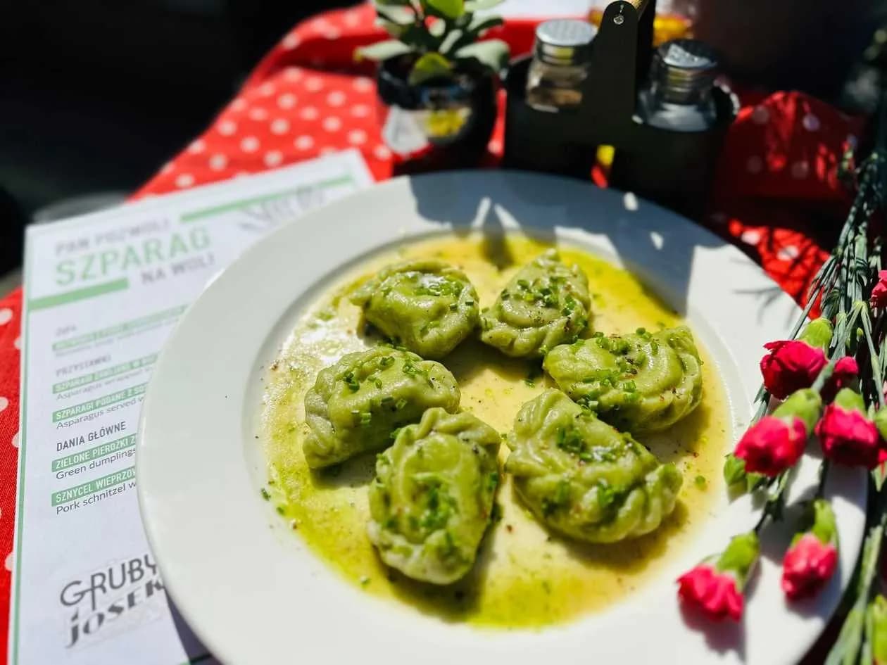 Zielone pierożki ze szparagami w emulsji maślanej