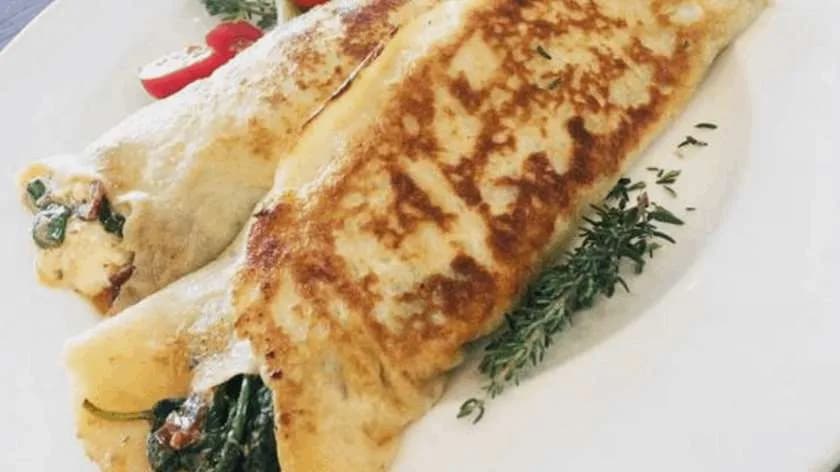 Naleśniki ze szpinakiem, fetą i suszonymi pomidorami