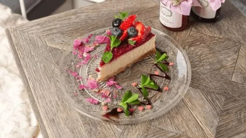 Sernik z konfiturą malinową