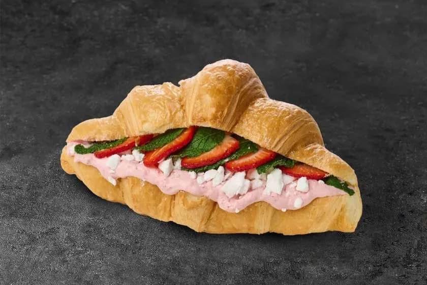 Croissant z Bezą Truskawkową