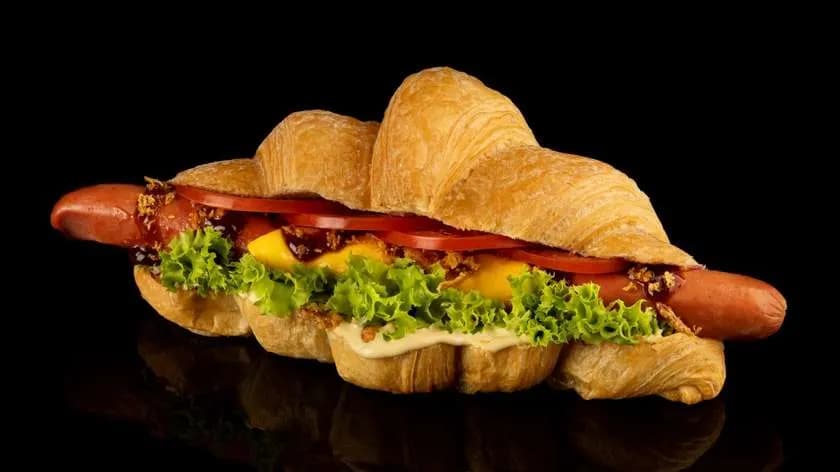 Croissant Bawarski z Podwójną Kiełbasą