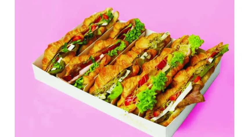 Croissant z łososiem wędzonym i awokado