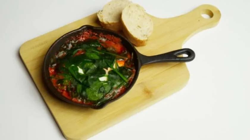 Szakszuka ze szpinakiem