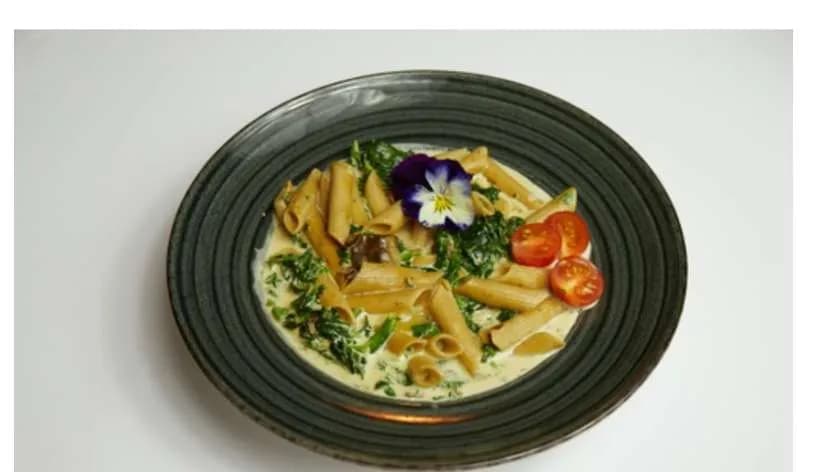 Penne ze szparagami i serem pleśniowym