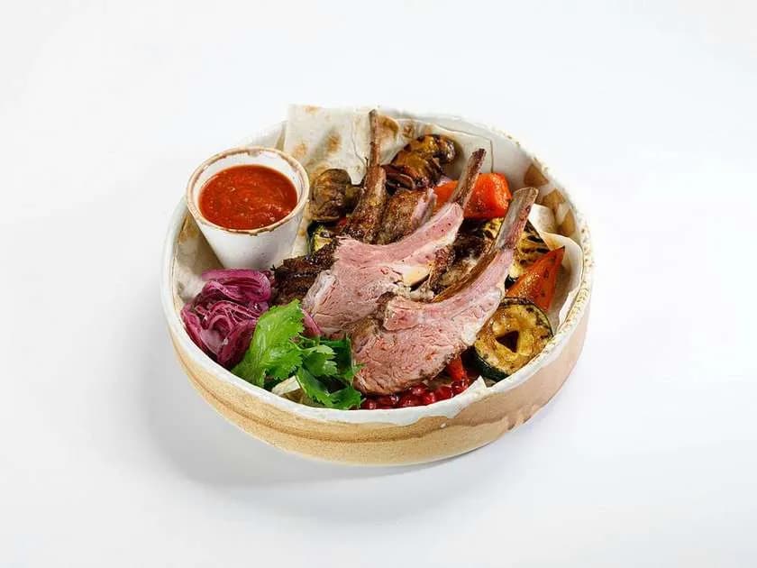 Comber jagnięcy z grillowanymi warzywami