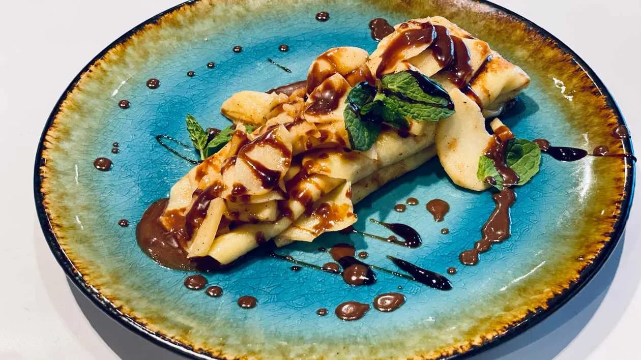 Naleśnik z karmelizowanymi jabłkami