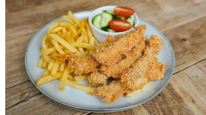 Chrupiące kawałki kurczaka z ryżem lub frytkami