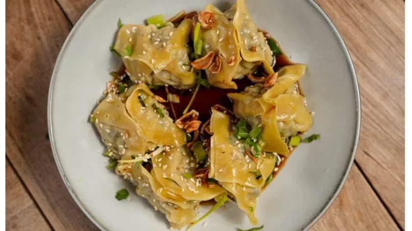 Pierożki wonton w sosie sojowym