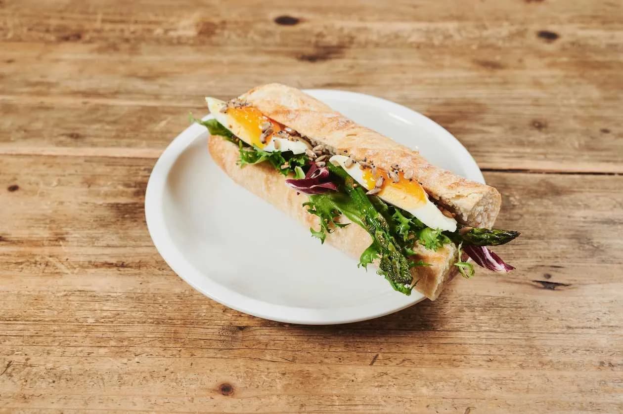 Bagietka wyborna - szparagi + jajko sadzone