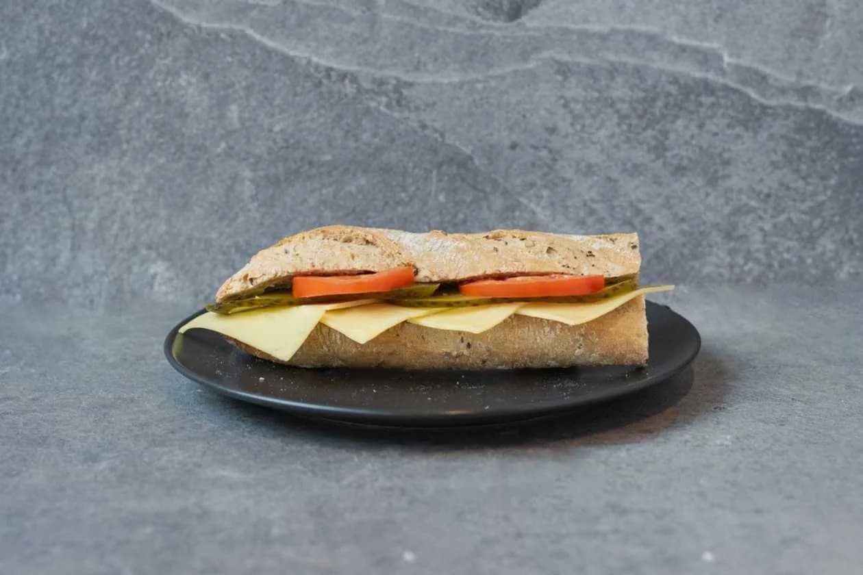 Bagietka klasyczna ser cheddar + ogórek kiszony