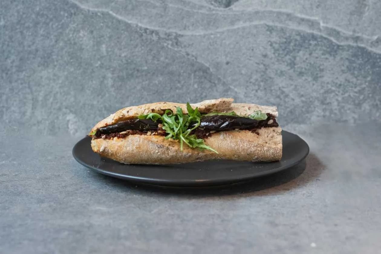 Bagietka klasyczna pasta z suszonych pomidorów + bakłażan