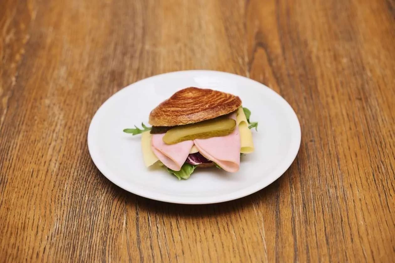 Bułeczka francuska z serem i szynką