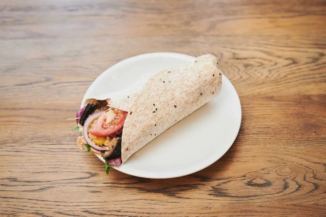 Tortilla z indykiem i sałatką tabbouleh