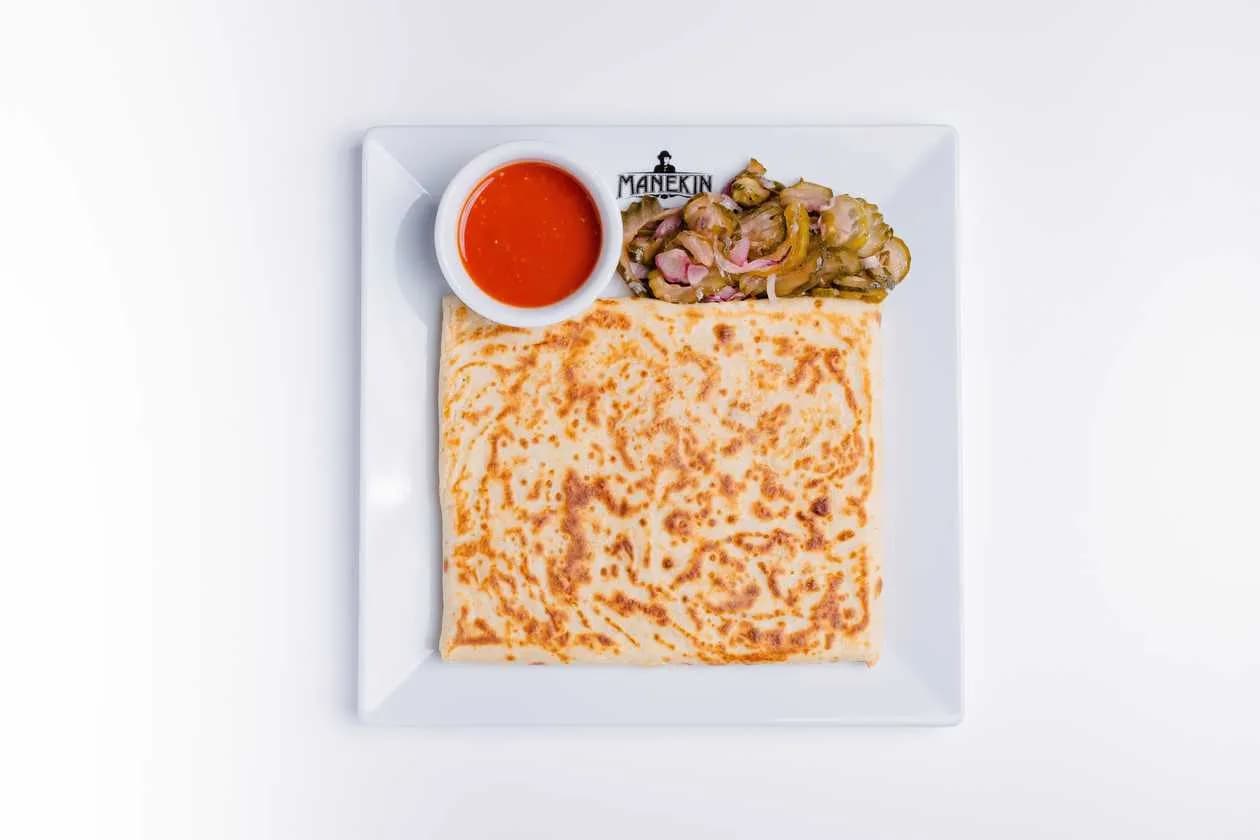 Pulled beef, cheddar, mayonnaise sauce, lettuce, onion