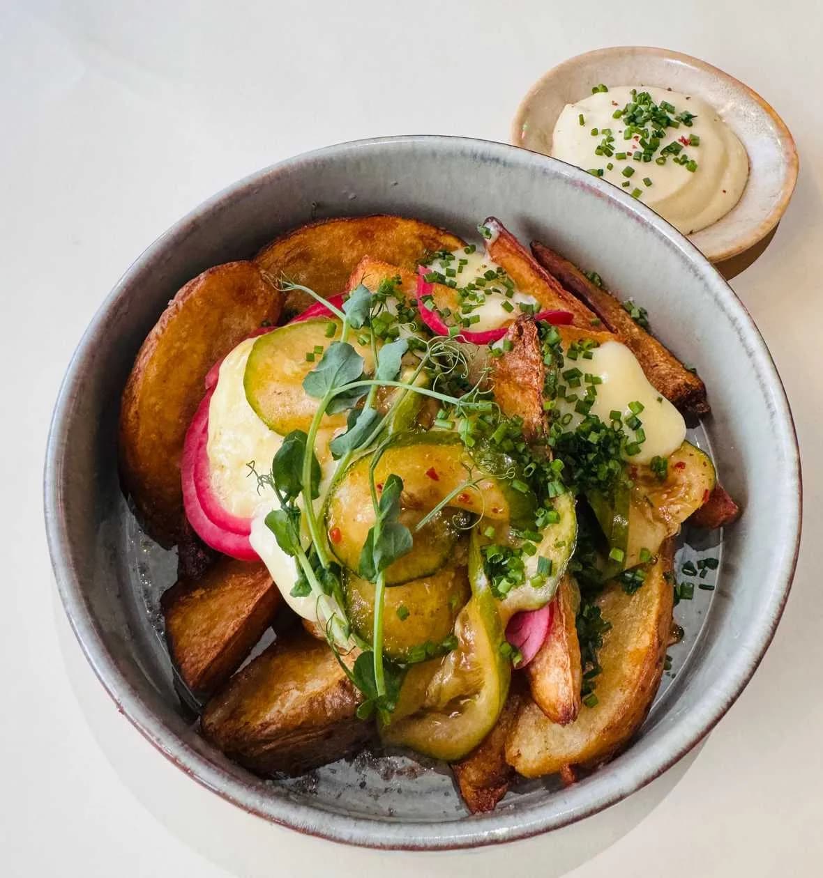 złote łódeczki ziemniaczane z dodatkami  thick-cut baked potatoes