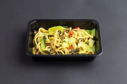 Udon Pad with turmeric and chicken