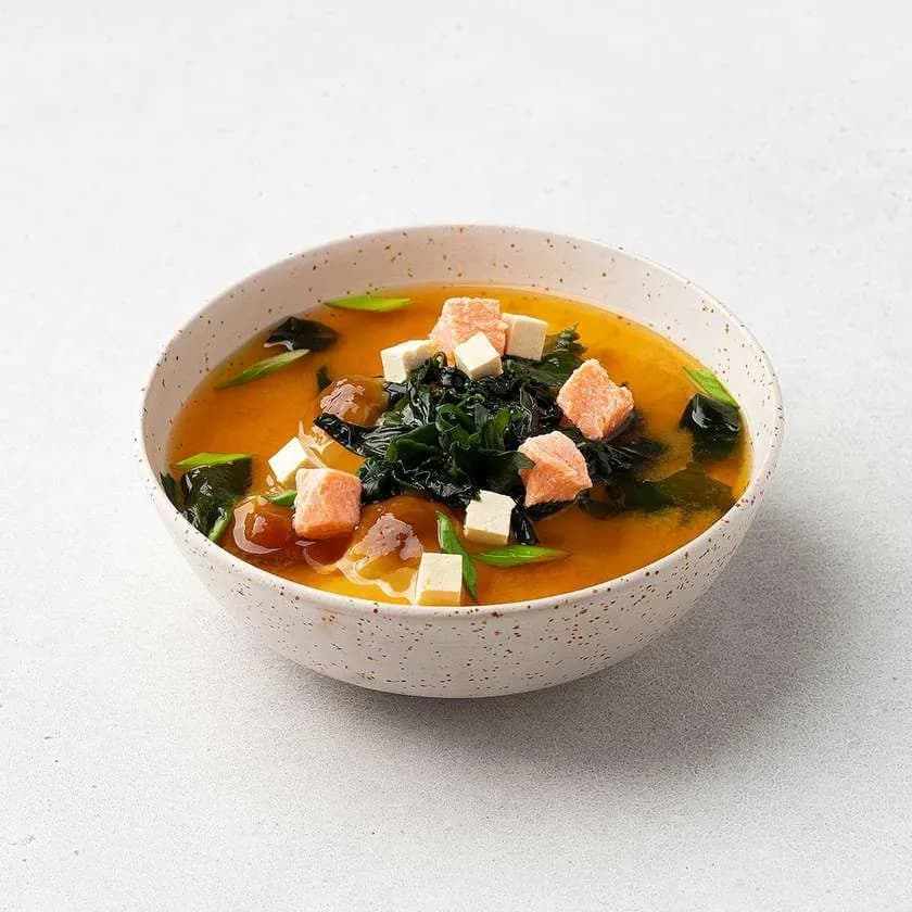 Zupa miso z łososiem