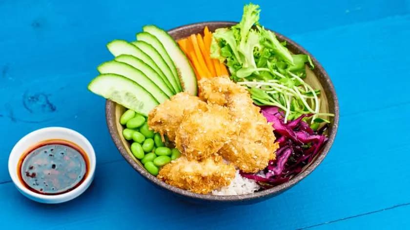 Tajski Bowl z Kurczakiem Roślinnym