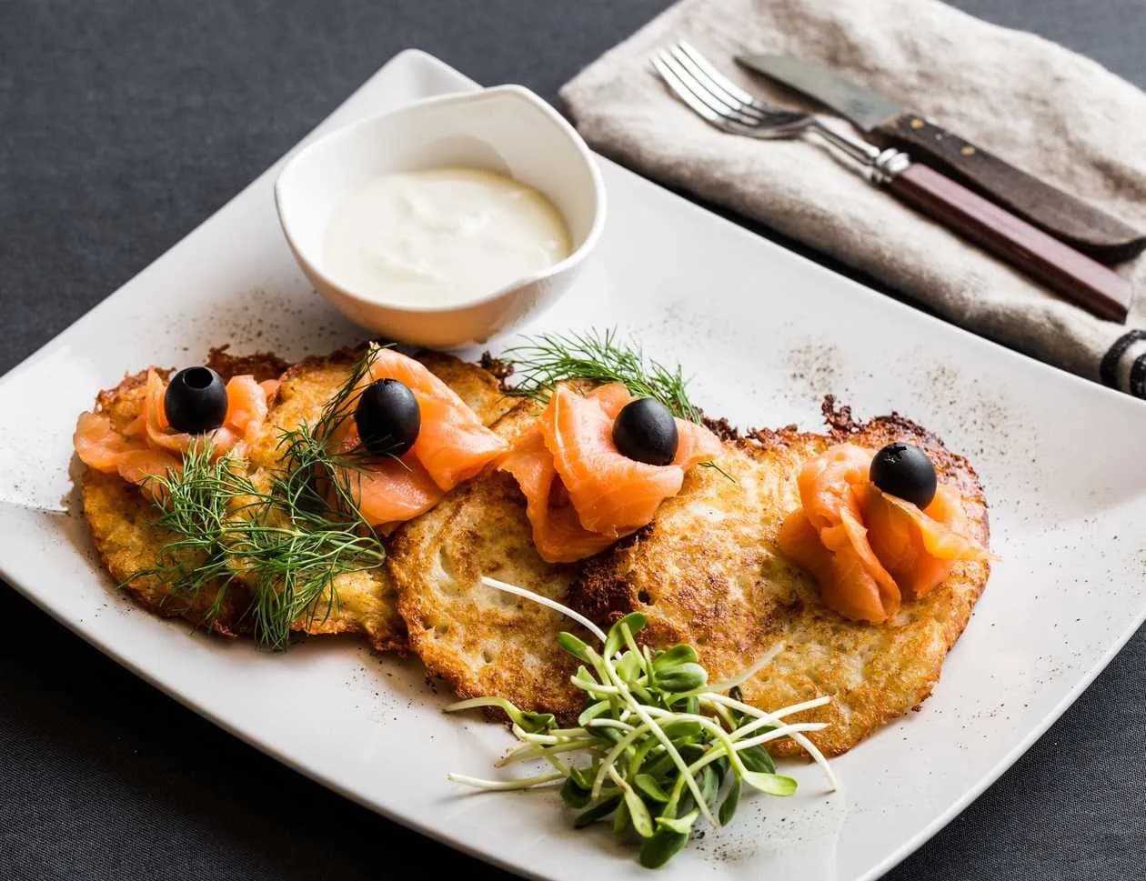 Crispy Potato Pancakes Served with Smoked Salmon and Sour Cream (4 Pieces)