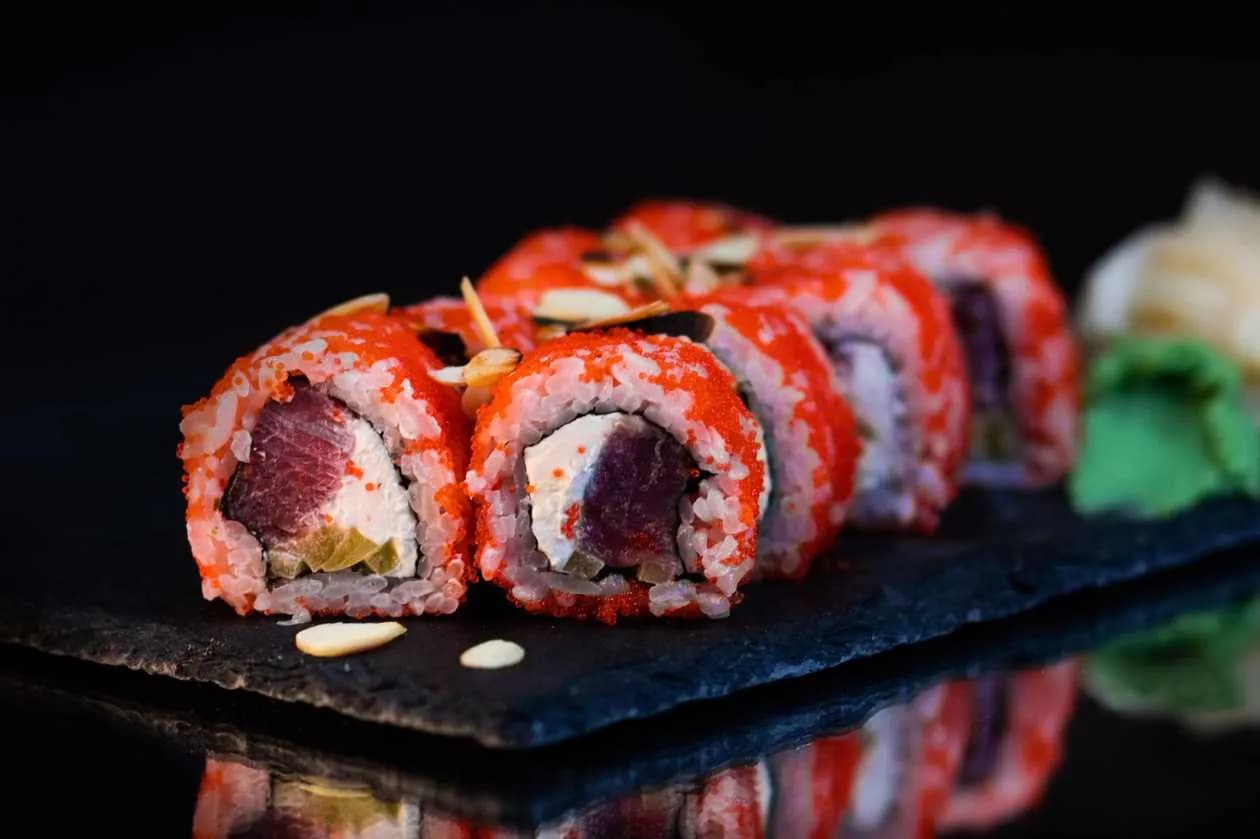 Tuna Tobiko Roll