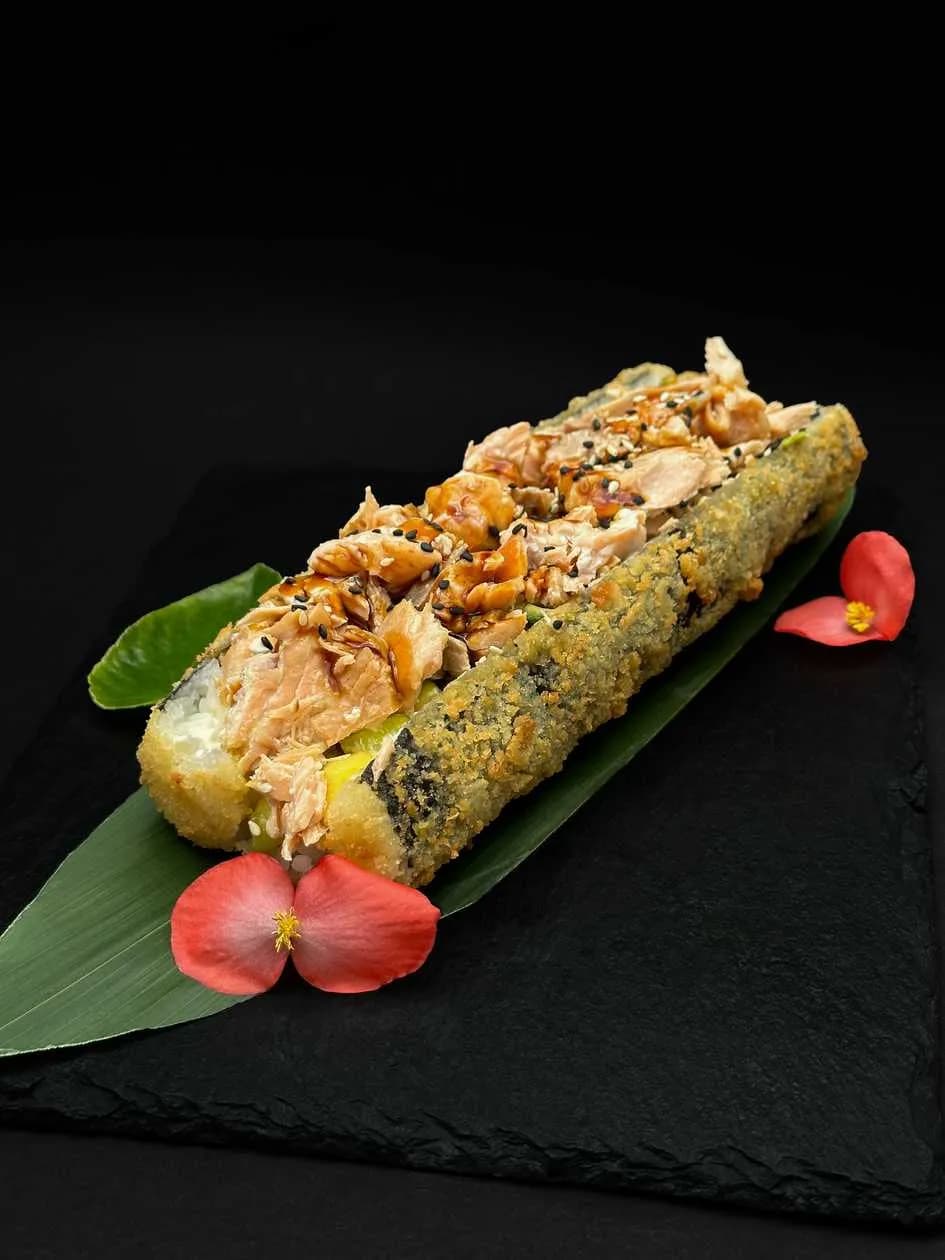 Hot dog z pieczonym łosośiem