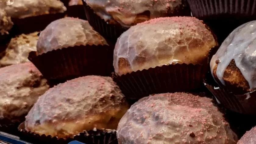 Pączek z curdem porzeczka z fiołkiem