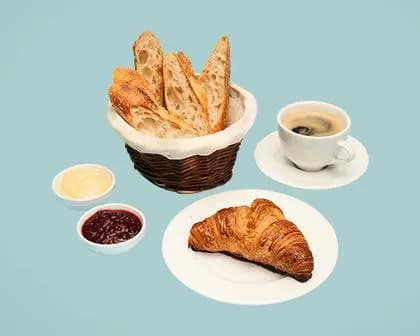 Śniadanie Charlotte z kawą