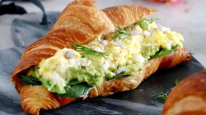 Jajecznica & Croissant