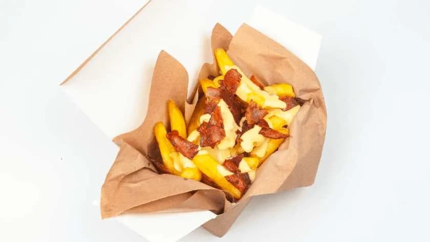 Z sosem serowym i bekonem