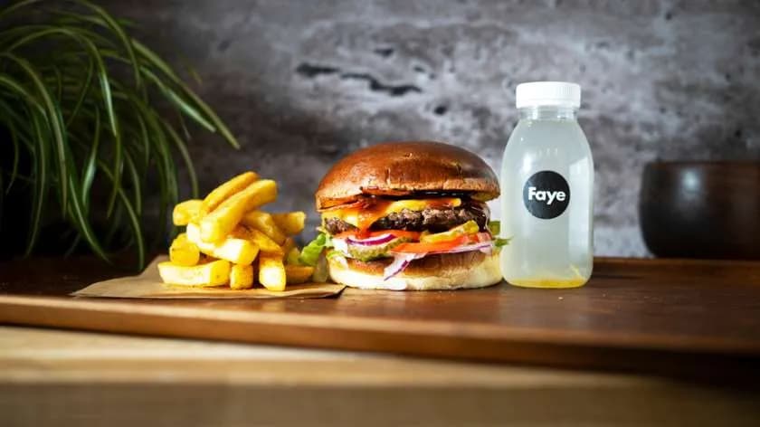 BBQ Emperor + Frytki belgijskie + Coleslaw