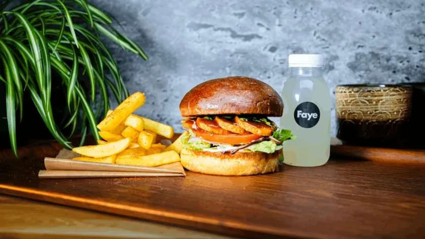 BBQ Imitator + Frytki belgijskie + Coleslaw