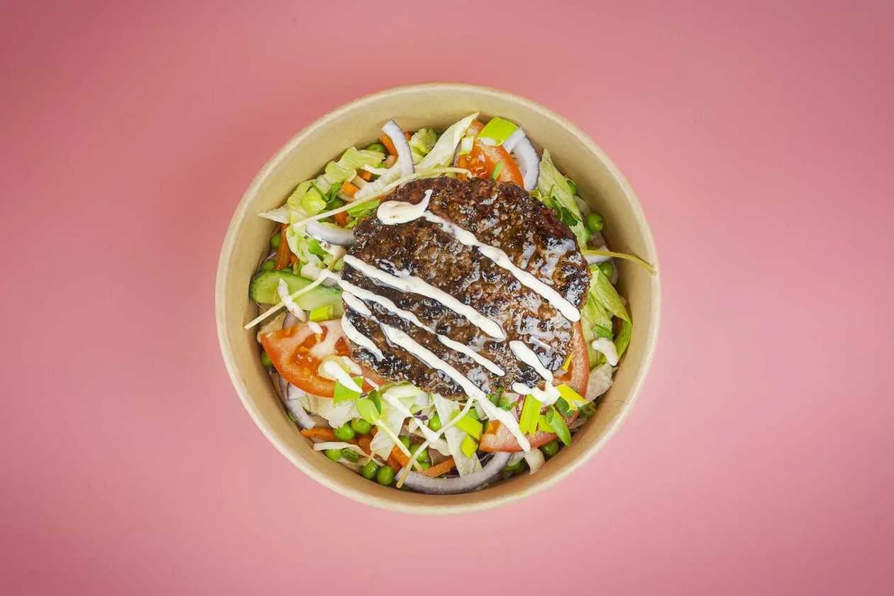 Haker - bez bułki na dużej sałacie