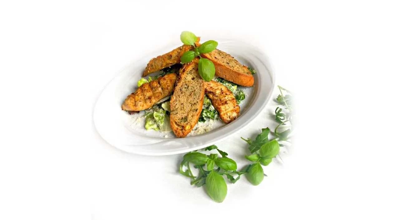 Lettuce with grilled chicken sirloin, garlic croutons, and ripening cheese