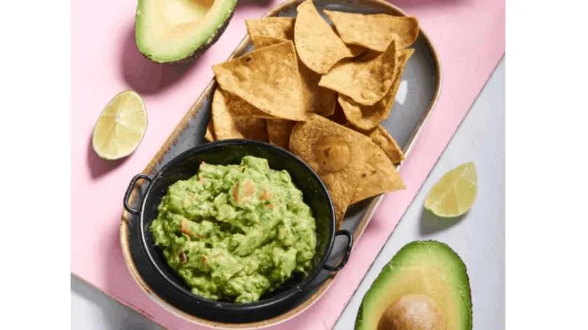 Domowe guacamole z nachos