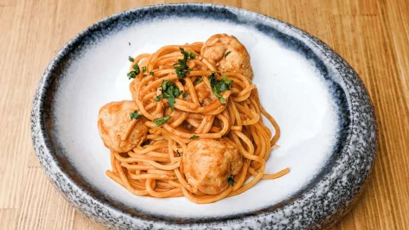 KLOPSIKI Z INDYKA W SOSIE POMIDOROWYM Z MAKARONEM