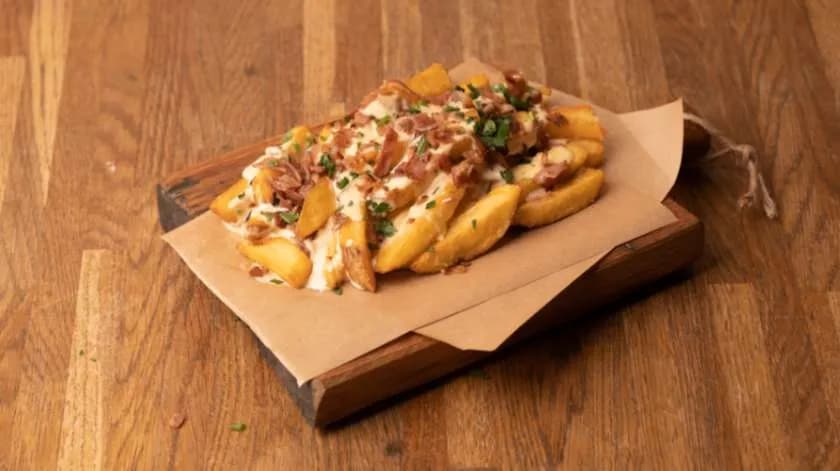 Frytki z sosem serowym i boczkiem