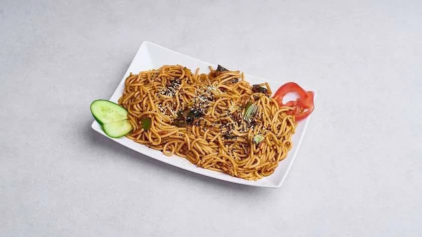 Smażony Makaron z Kurczakiem