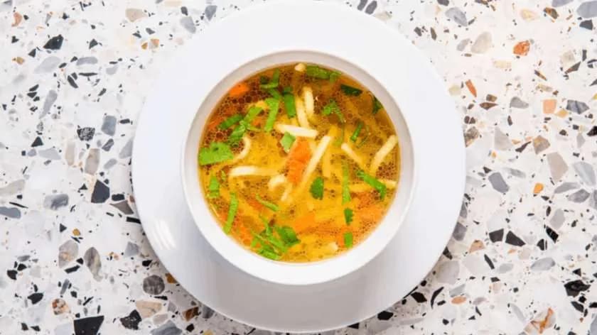 Rosół z kaczki z makaronem